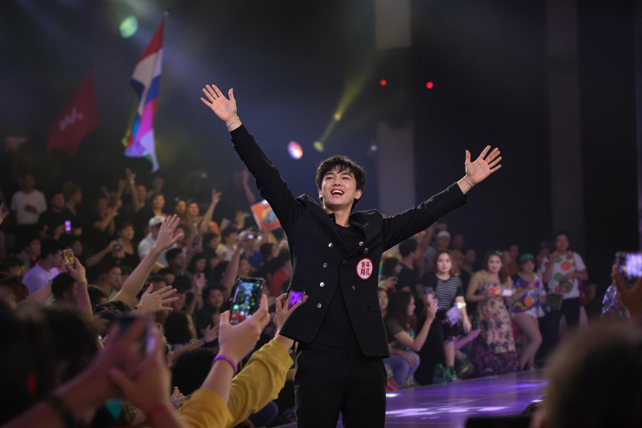 嫩草影院影迷见面会圆满举行，万名粉丝热情参与